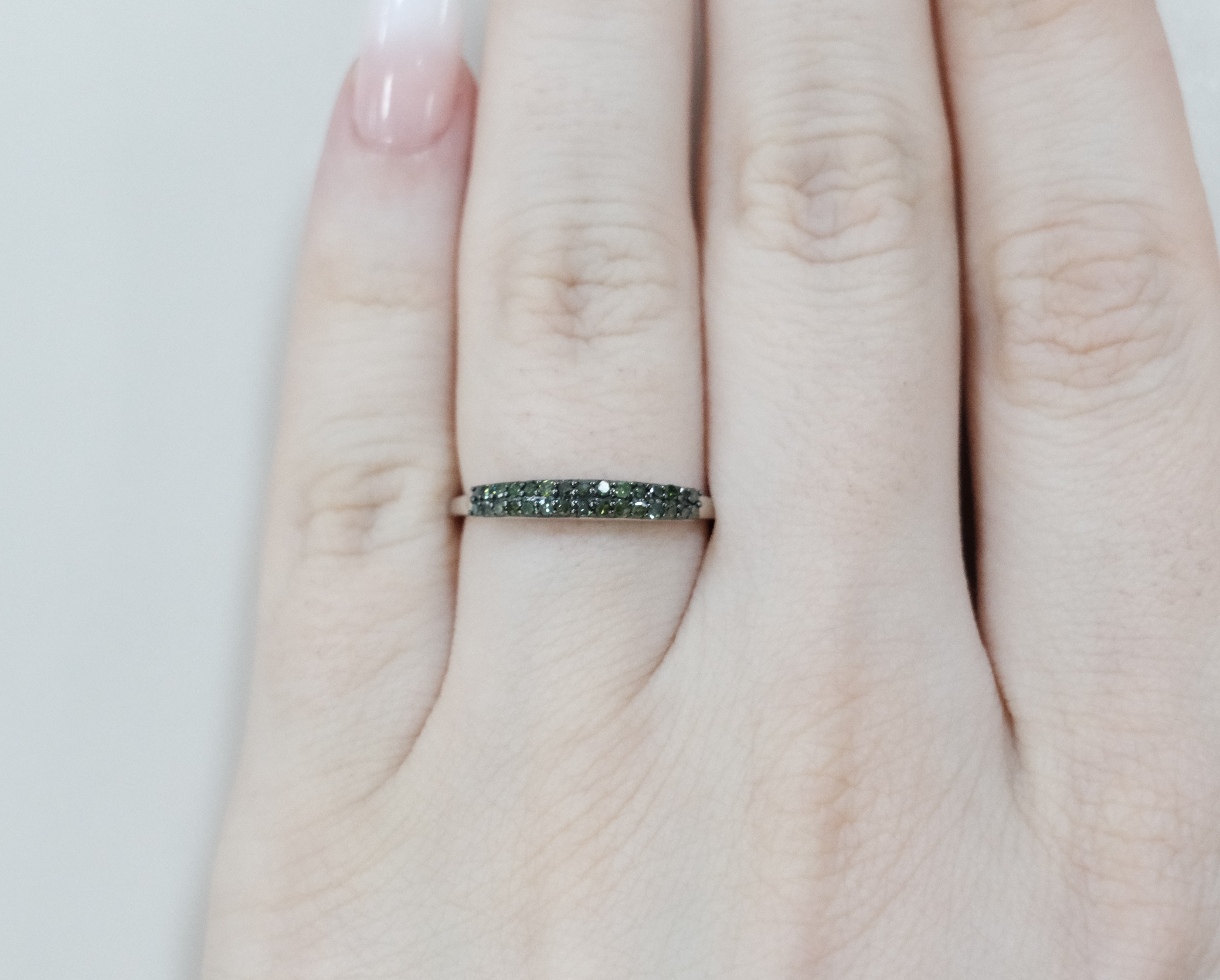 Серебряное кольцо с зелеными бриллиантами